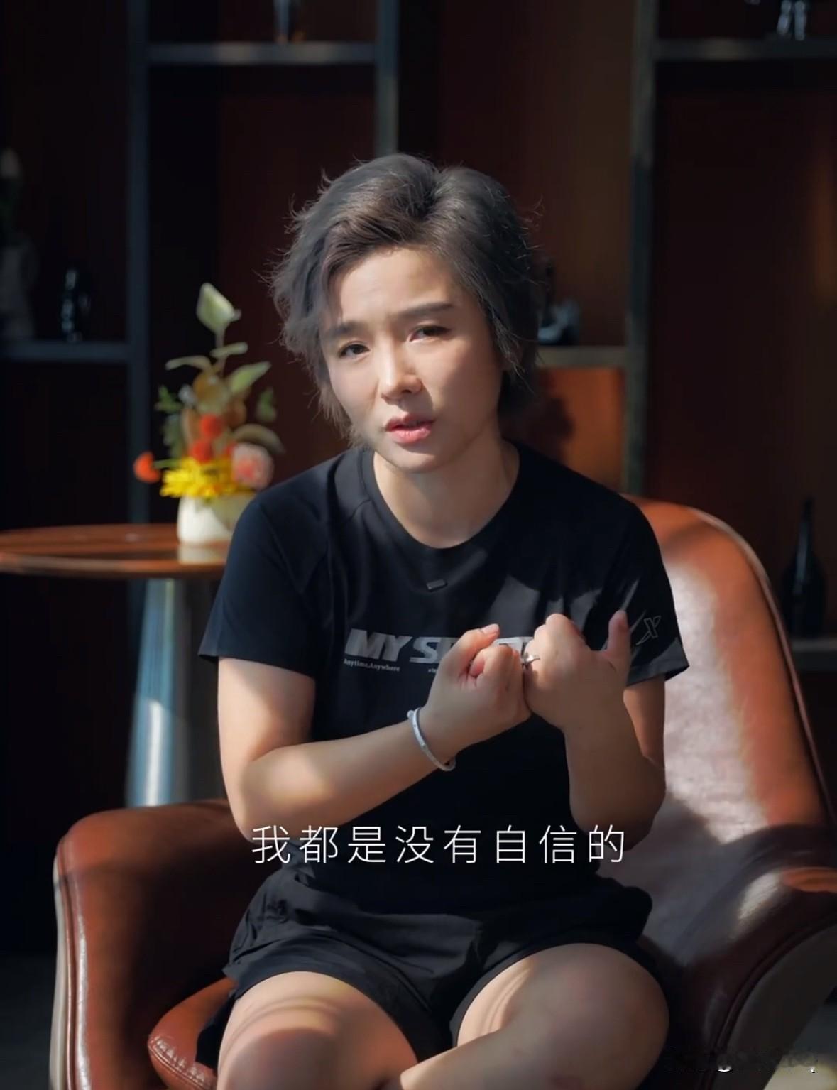 诧异，快女许飞竟然也开始容貌焦虑了，现在变得像纪敏佳。