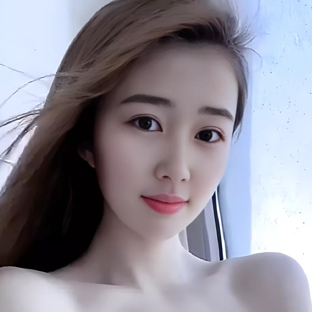 温柔甜美的少女，自然光下的美丽瞬间。少女感笑容 自然清新美少女 甜系少女照 阳光