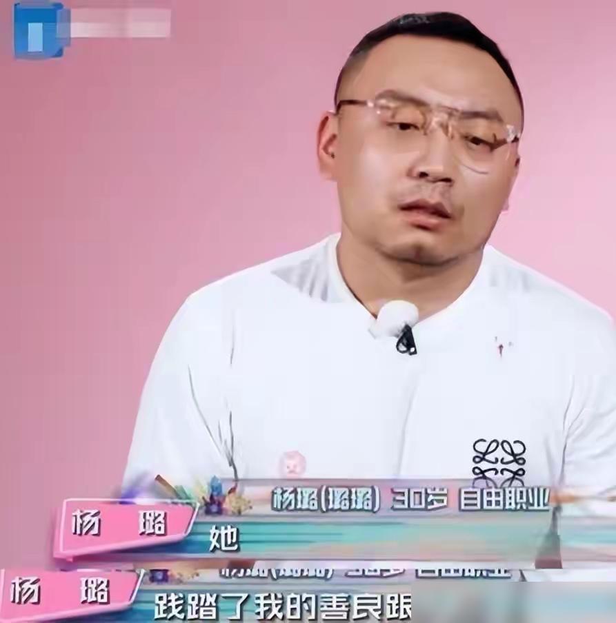 秦岚往那一站，助理就得双膝一软，跪着举话筒。就离谱，谁看了都得憋口气。
 
当时