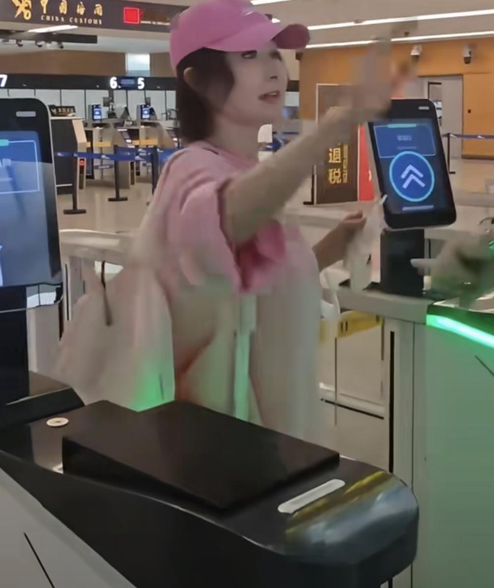 真是驻龄有术！近日，81岁的潘迎紫现身，简直是逆龄啊。这打扮，和年轻人一样。粉色