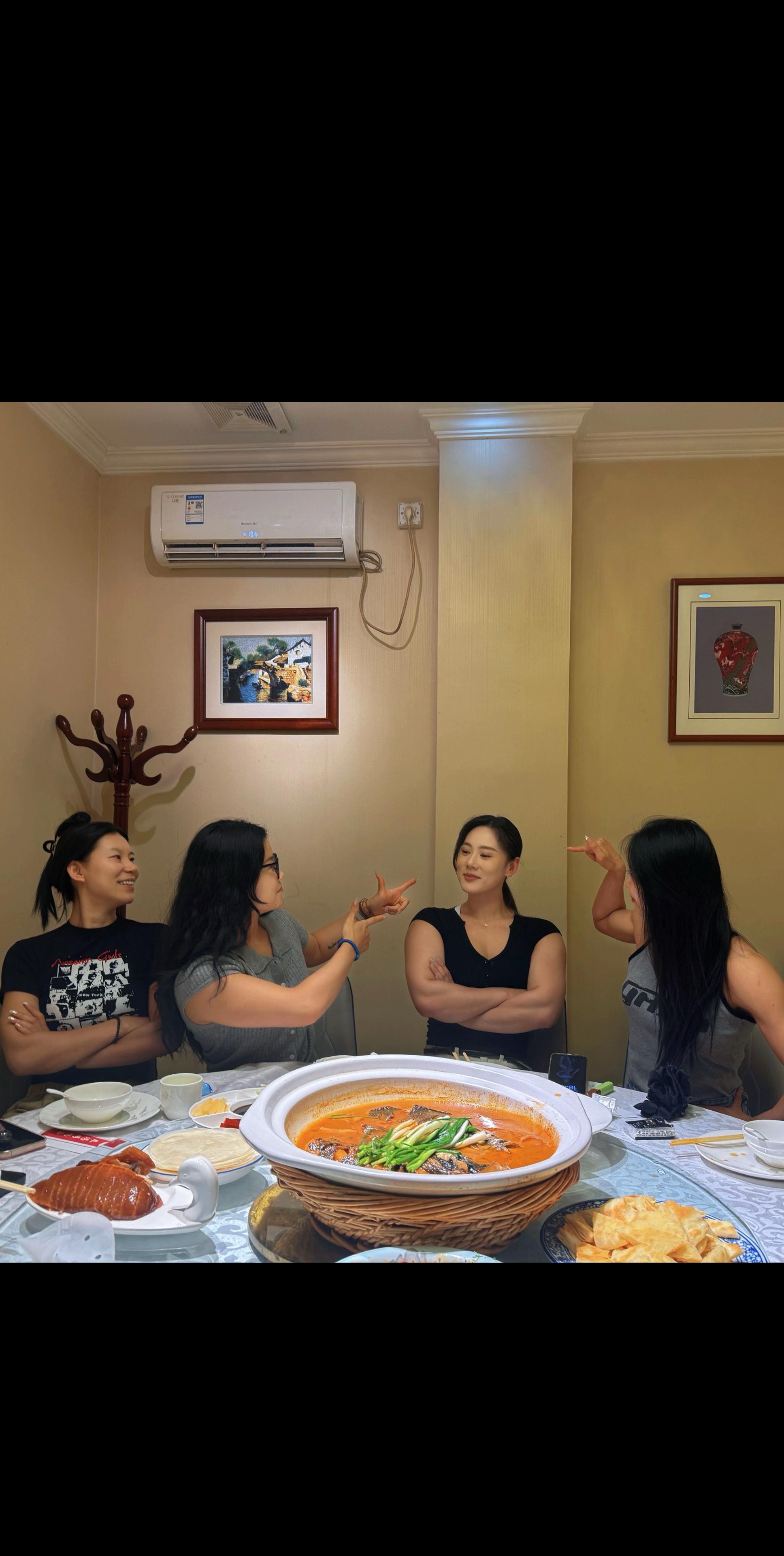 霸凌。救命 被三个已婚肌肉女霸凌了