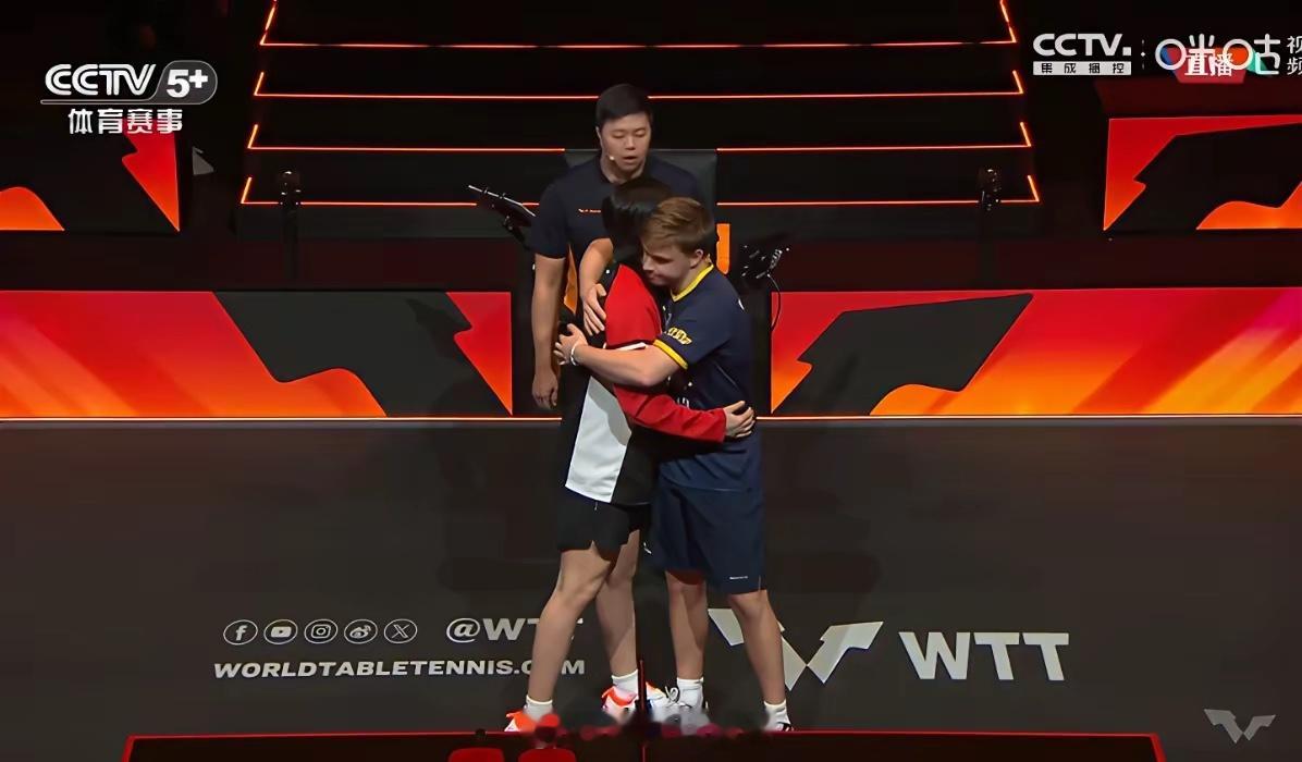 没想到王楚钦半决赛上场是给莫雷加德告别退赛的。王楚钦上场时脸色就不对。他刚走到王
