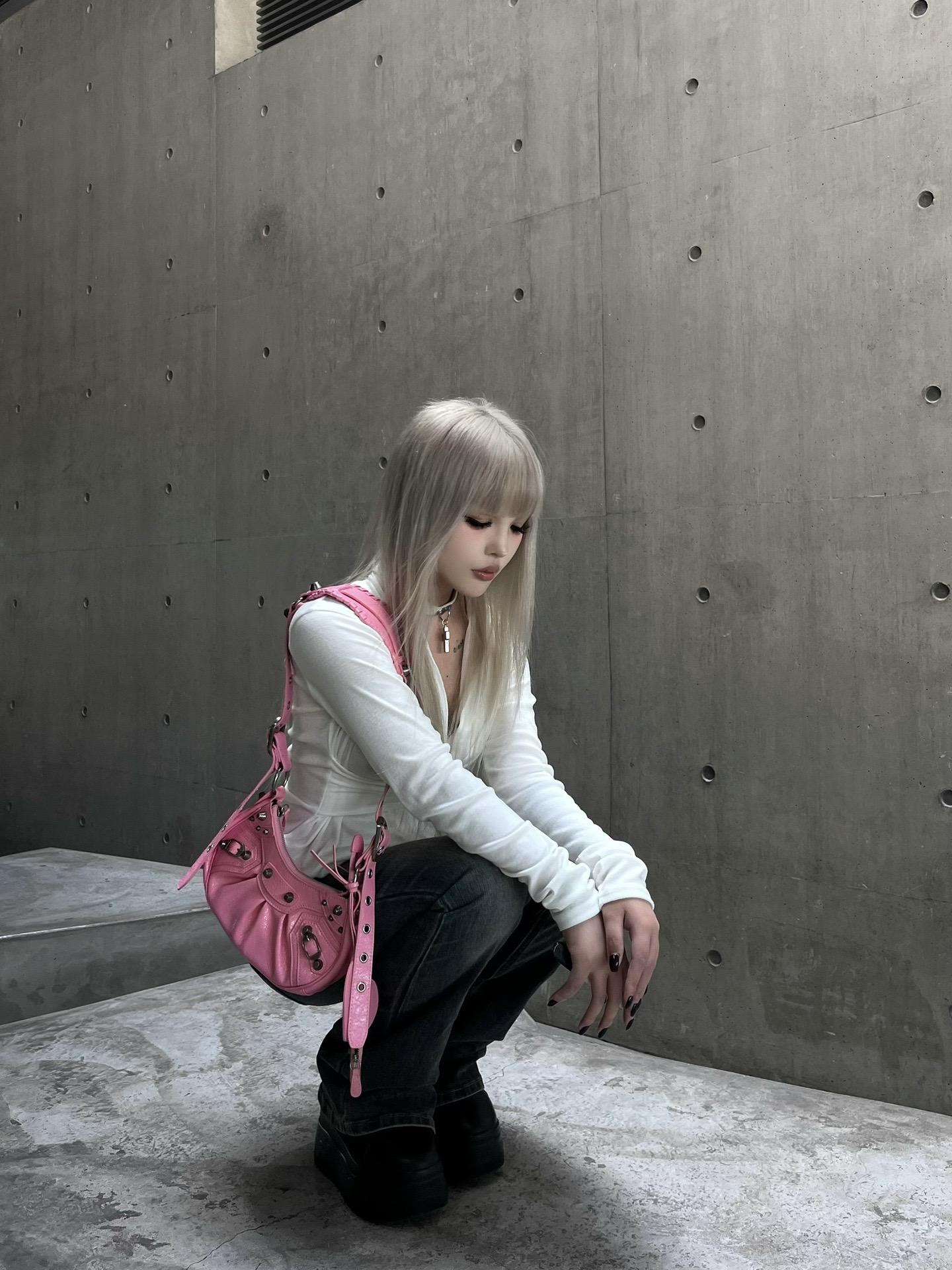 比起柔软的小腹，我更想尝尝你泪水的咸