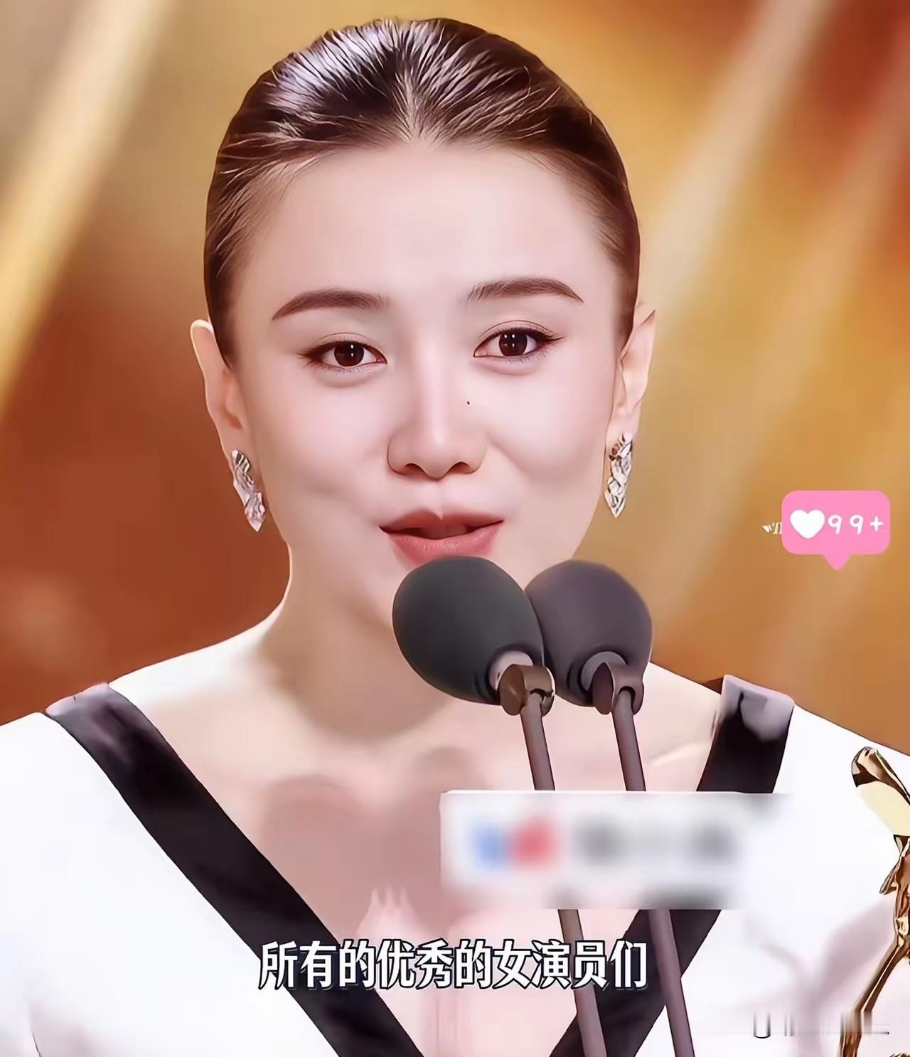 发现没？宋佳这些年不知为何一直执着于“大光明”发型？
一开始我也不理解漂亮知性又