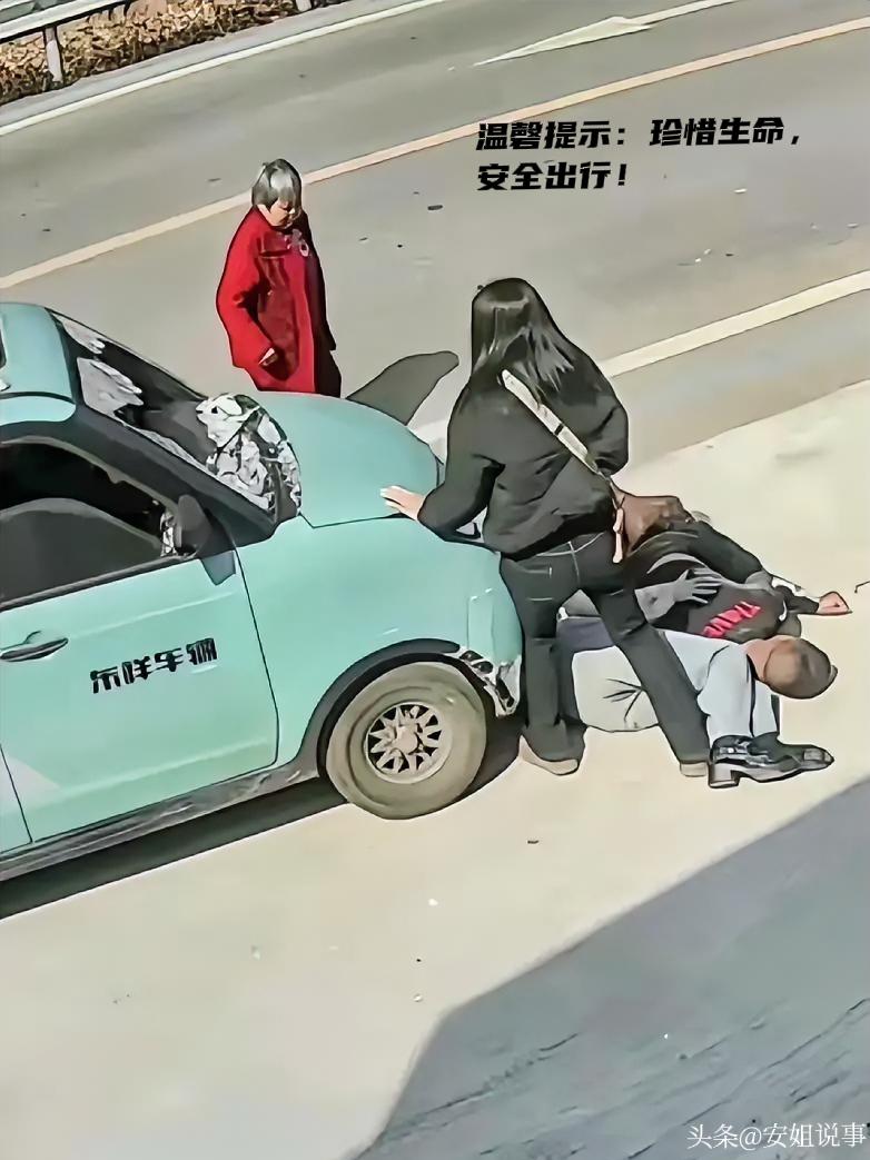 街头腾空的身影……
 
四川绵阳街头的监控画面里，无牌代步车的车门还在晃。老人抬