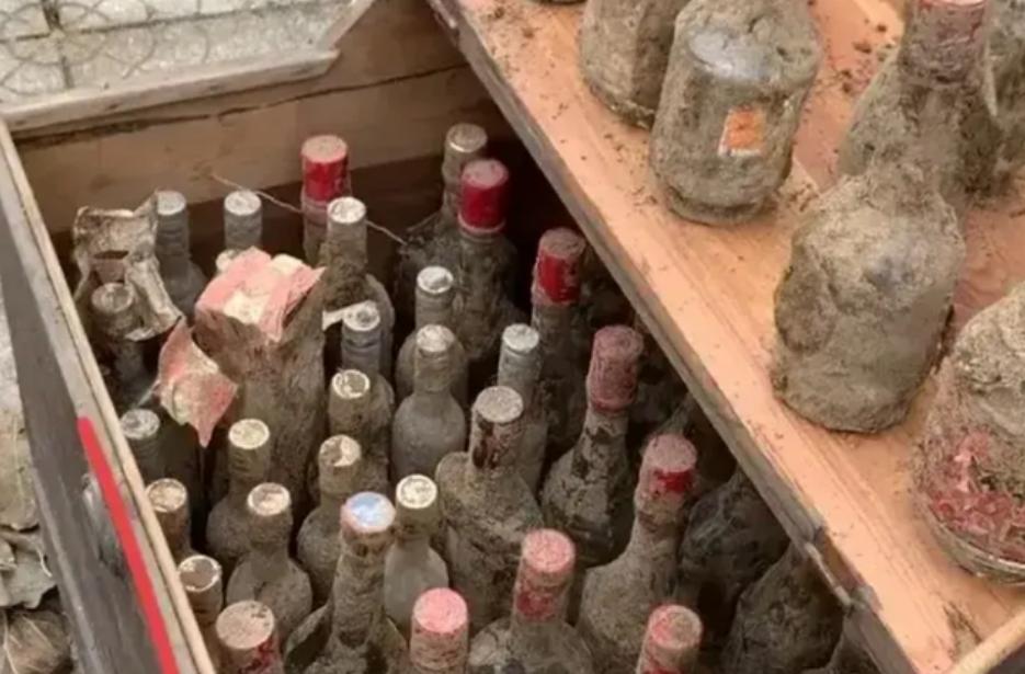 湖北武汉男子挖出父亲藏25年的30多瓶五粮液酒，却发现全成废水，是被人偷梁换柱了