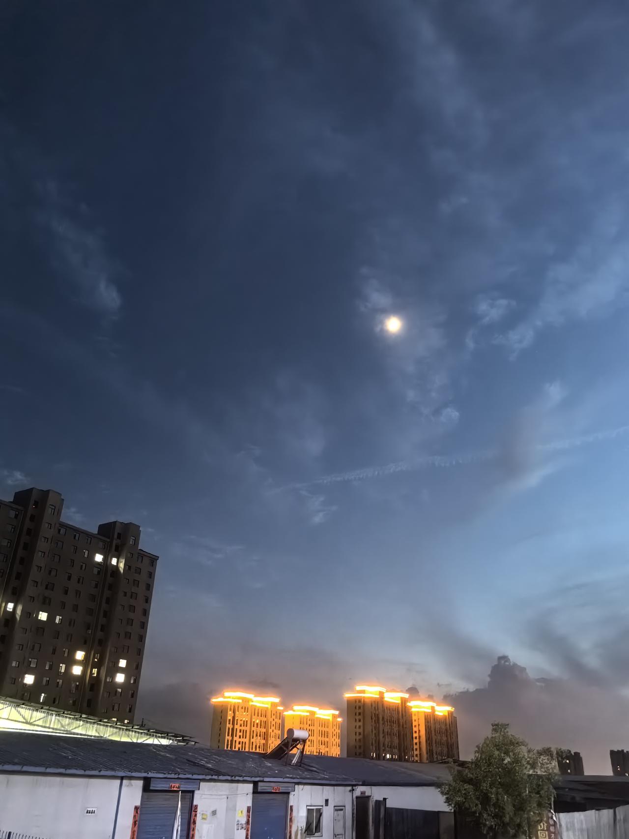 夜晚城市的天际线，灯火辉煌，月色朦胧。