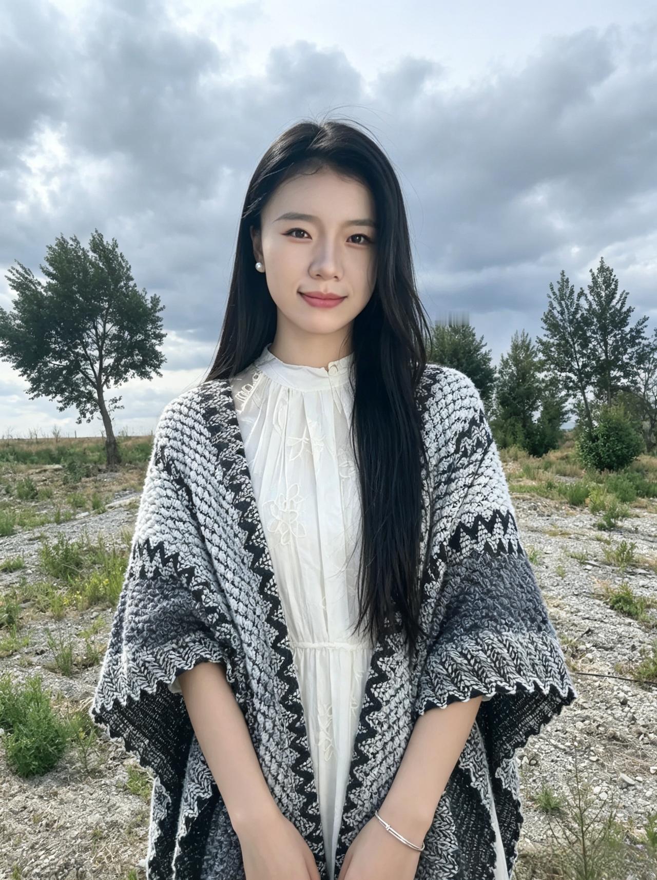 旷野铺开，云在头顶翻涌
你站在风里，像一株沉静的树
披巾的纹，是时光织的诗
让辽