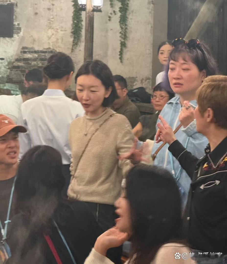 34岁周冬雨在乌镇戏剧节被路人撞见。她真人模样挺俏，身形娇小可爱，估摸一米五五上