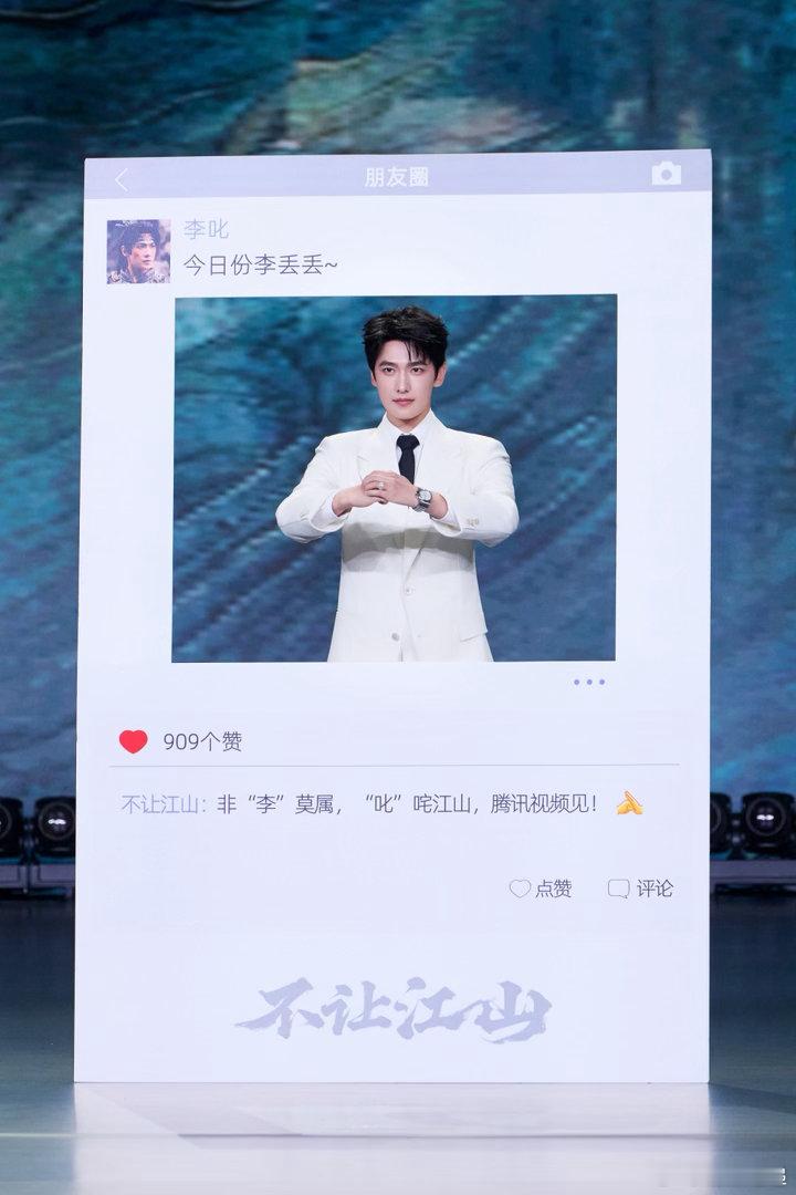 杨洋两幅面孔杨洋拍出了国泰民安证件照纯色背景+直射顶光，晚宴随手一拍就是国泰民安