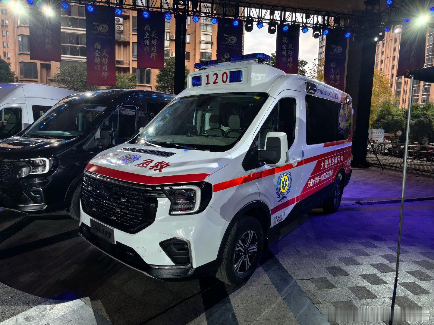 江铃福特造救护车也特别专业，这是一台由全顺T8中轴改的救护车，用于各大医院、省市