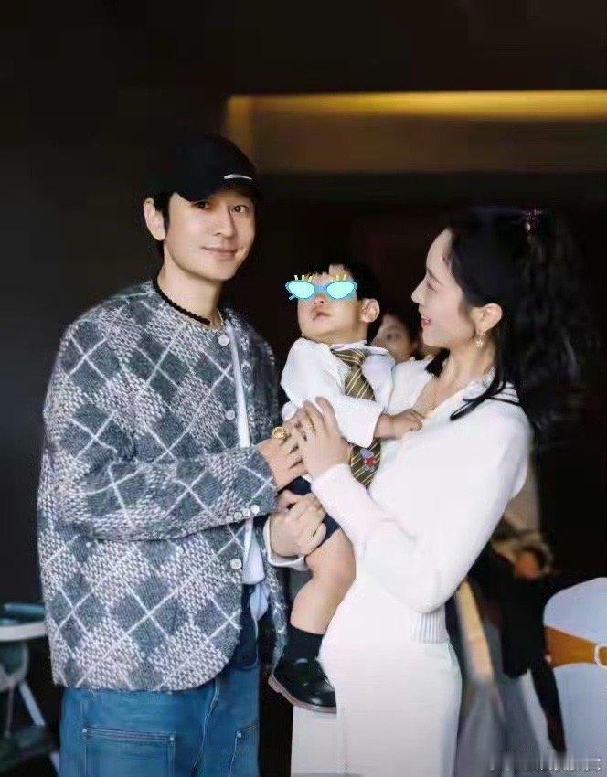 黄晓明带小海绵参加周岁宴看起来一家人很温馨，之前黄晓明在采访中说 称自己不想当严