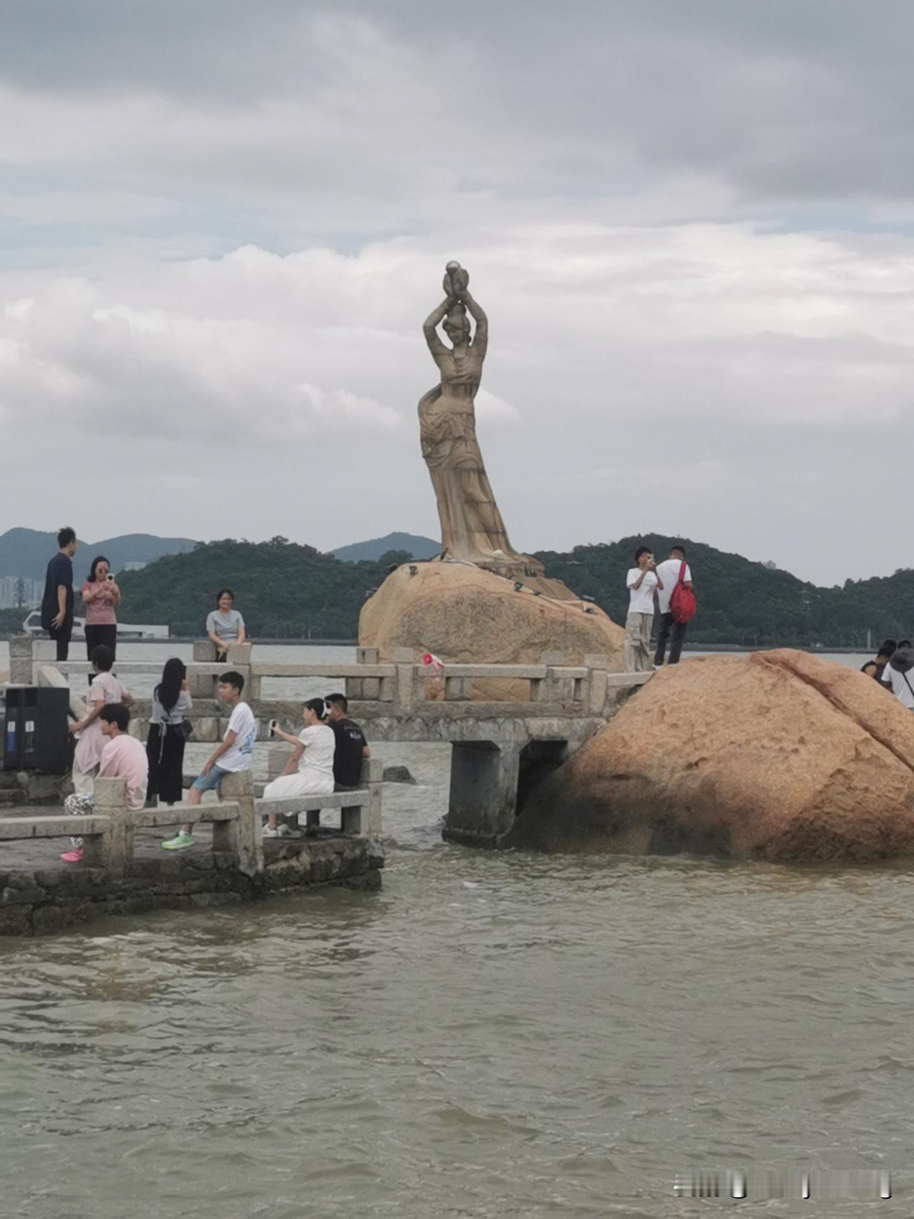 当年还是和朋友一家自驾游去澳门， 把车放在珠海，从澳门回来之后把珠海市区游览了一