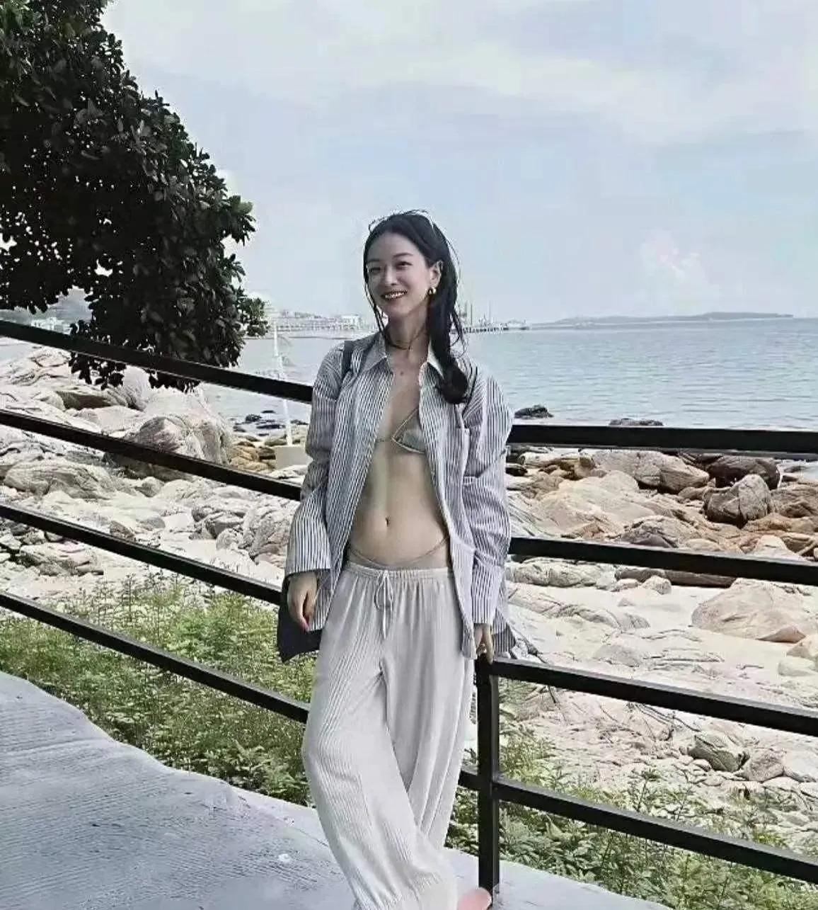 倪妮的海边松弛感穿搭太绝了
 
倪妮在海边这组图，穿搭好有感觉！条纹衬衫半敞着，