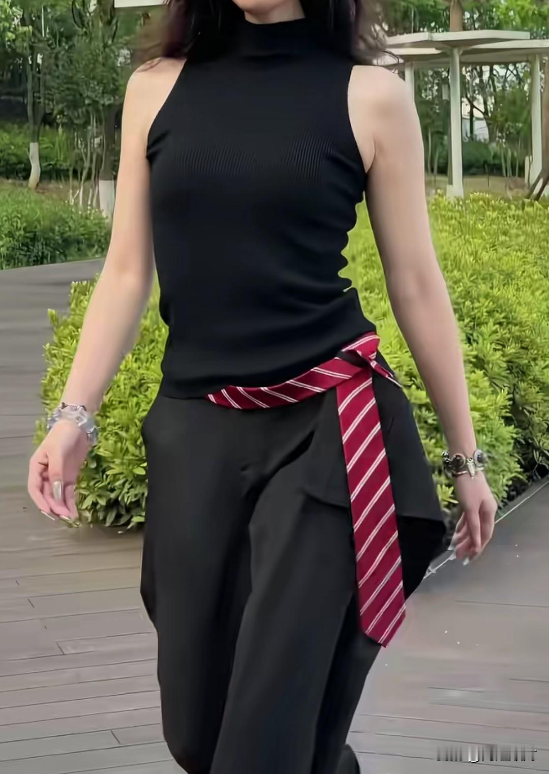 今天终于知道闲置的领带该怎么用了？

几个月之前我整理书柜，在最下面的柜子里边找