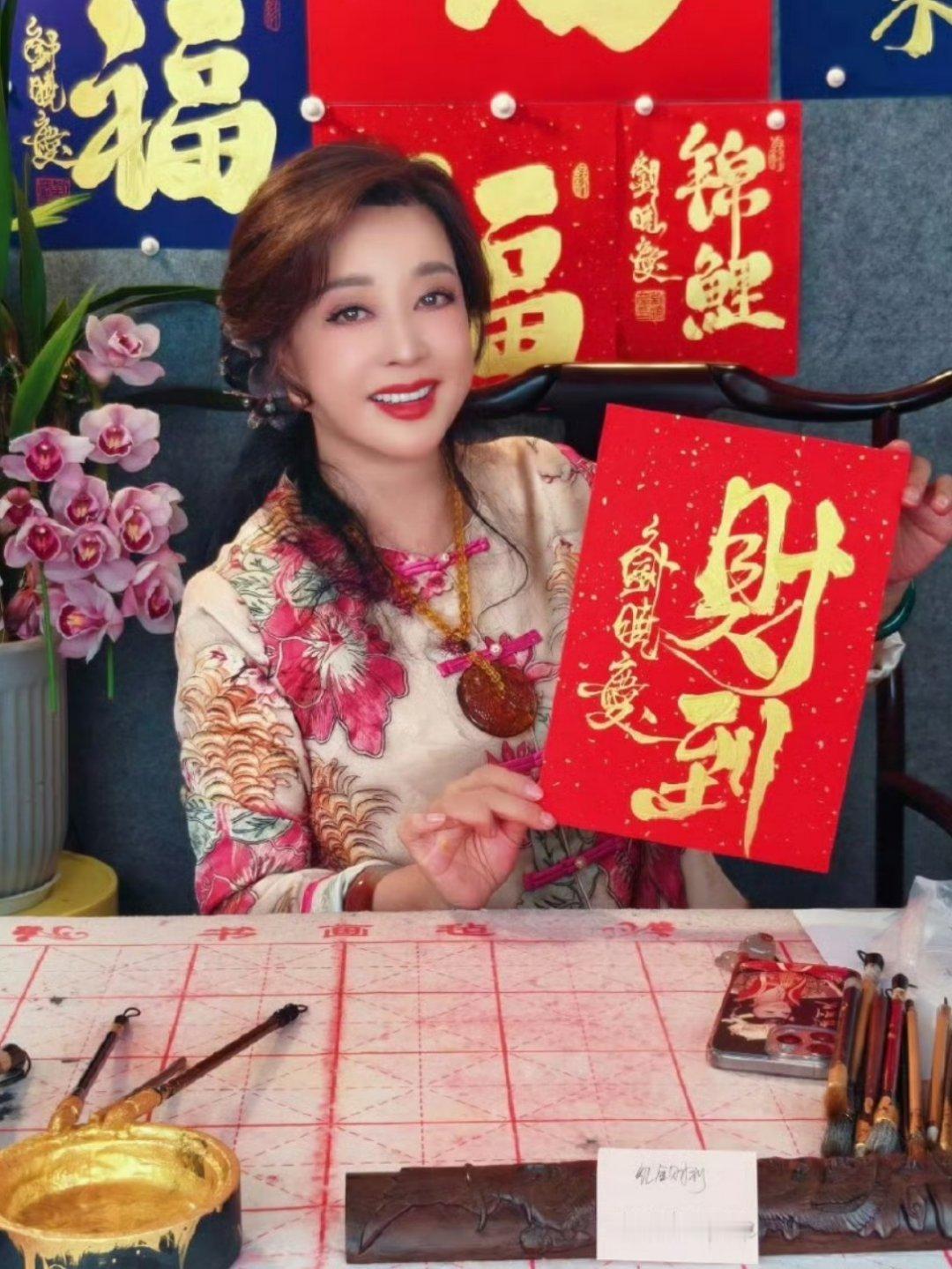 曝刘晓庆别墅因违法建设被人投诉 有爆料称，刘晓庆位于北京昌平玫瑰园的别墅因涉嫌违