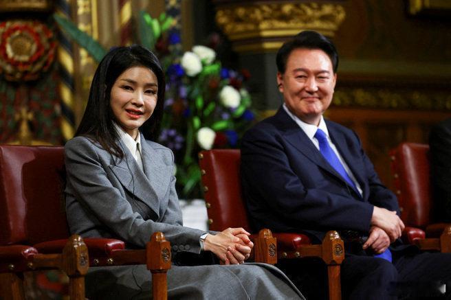 由120名检察官组成是三大独立检查组对尹锡悦和金建熙夫妇展开犯罪调查，其中尹锡悦