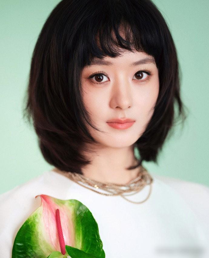 赵丽颖新发型直接杀疯了！
 
3月18日天猫直播，她顶着“千禧层次感短发齐刘海”