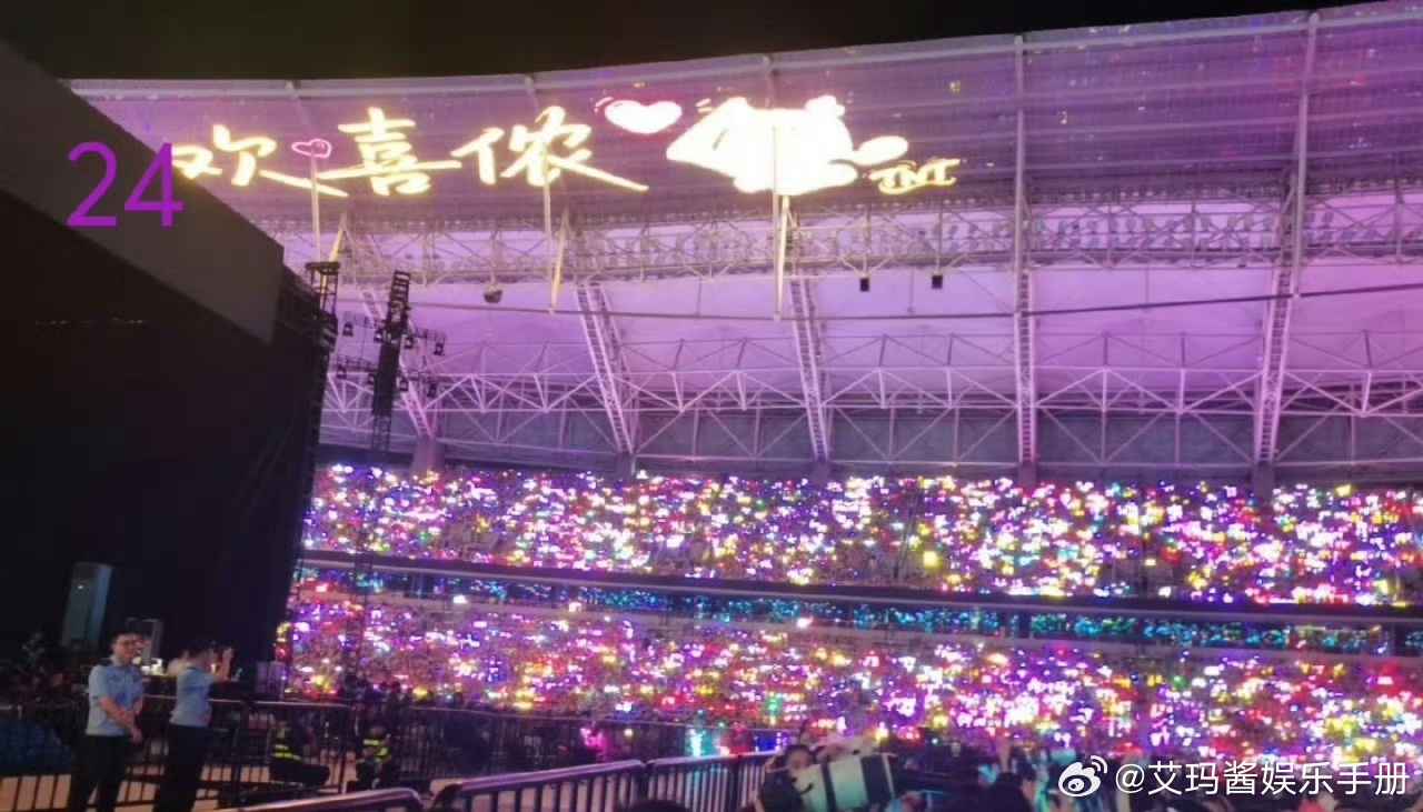 时代少年团演唱会今日内场灯牌马嘉祺紫海vs宋亚轩青海，哪家灯海更亮眼？ ​​​