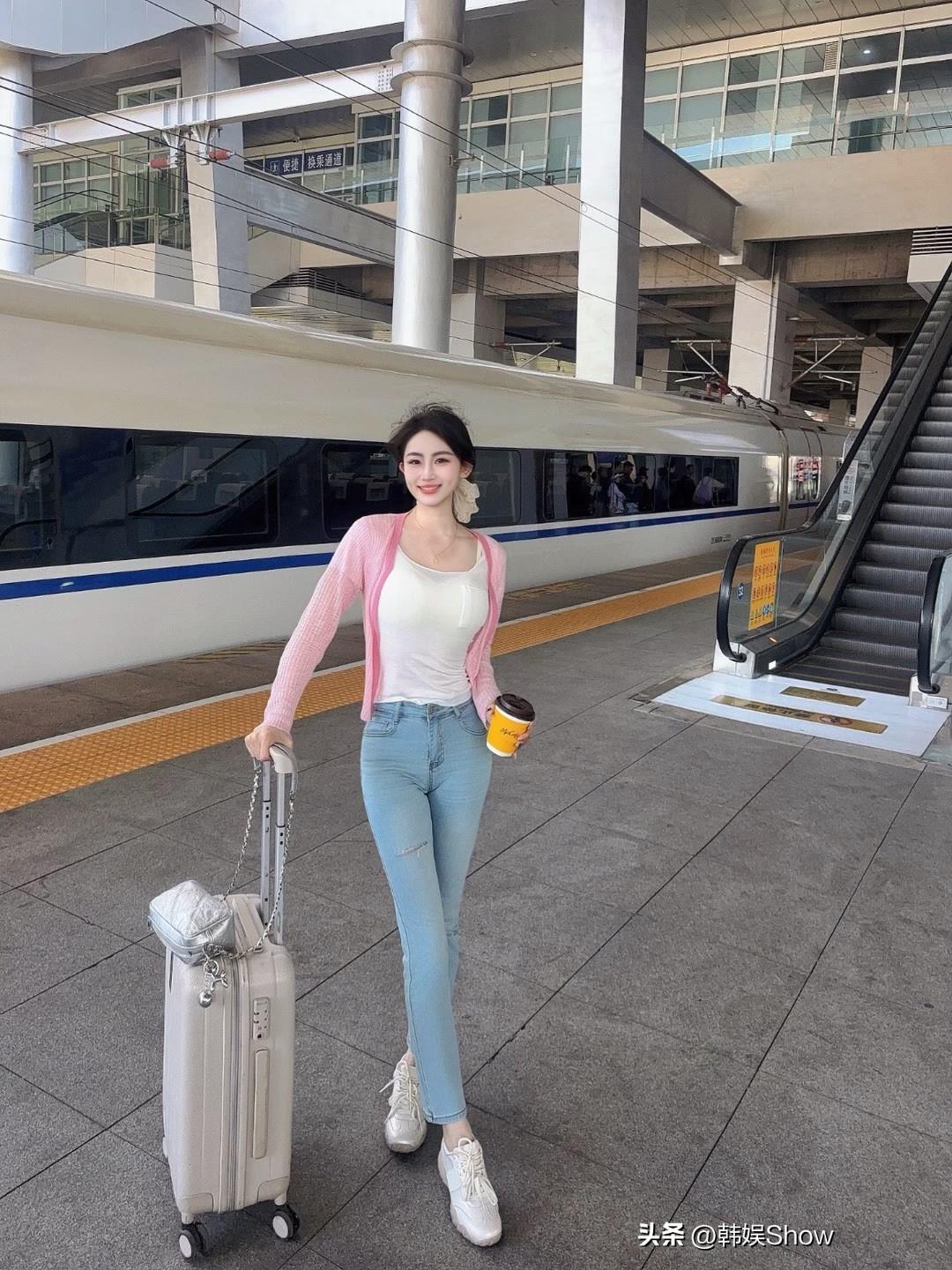 牛仔裤穿搭，甜美清纯，元气少女，轻装出行，开启新旅程！🌟🧳💼🚄元气早安出