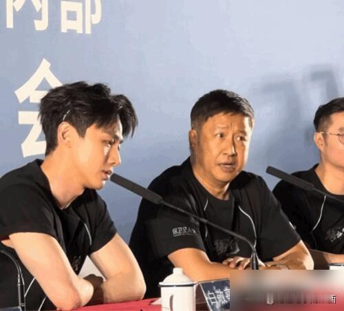 左边的男明星是年轻演员白敬亭，他的眼睛不是很大，特别有辨识度，中间这一位是老戏骨