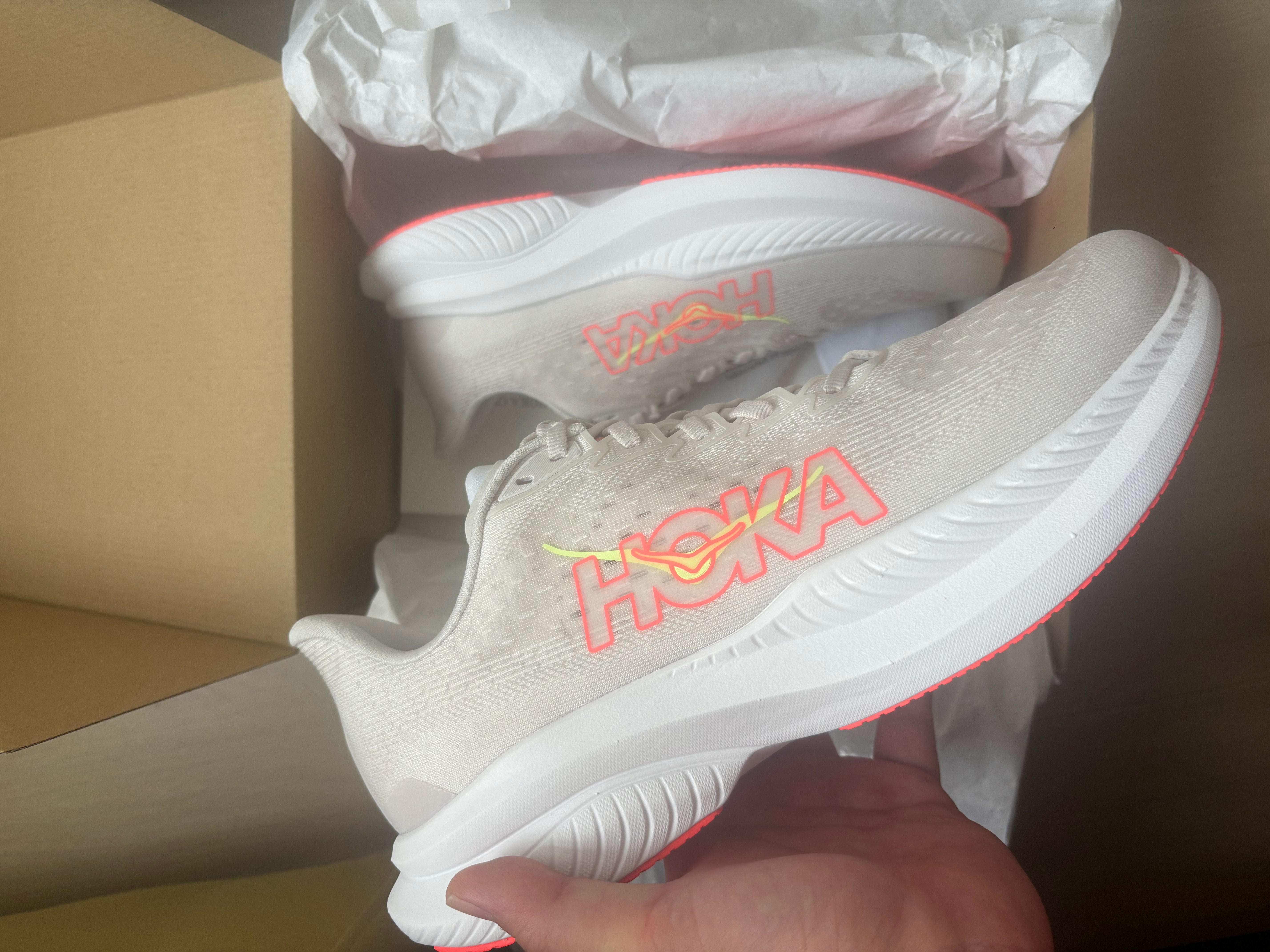 HOKA到了，推荐大家都别跑步，半年光买跑鞋已经糟蹋很多了…原来瘦了真的会变聪明
