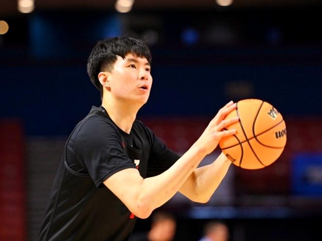 李贤重出战夏季联赛，替补登场15分钟得5分

代表马刺队征战NBA夏季联赛的李贤