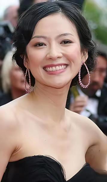 🔥 章子怡最新动态 🌟 2025年的娱乐头条非她莫属！离开了汪峰的章子怡状态