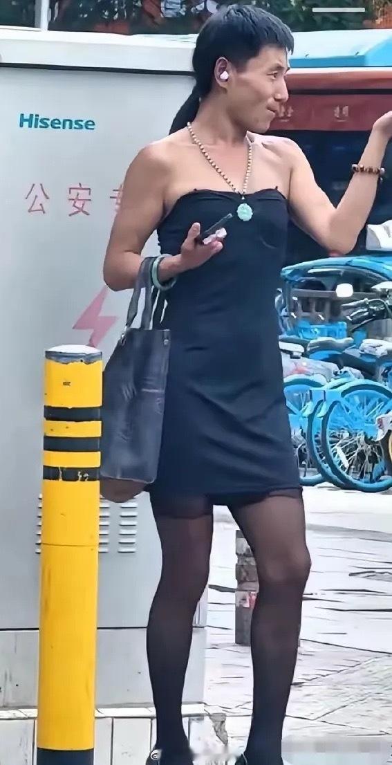 这身穿着，想揍他的举手？ 