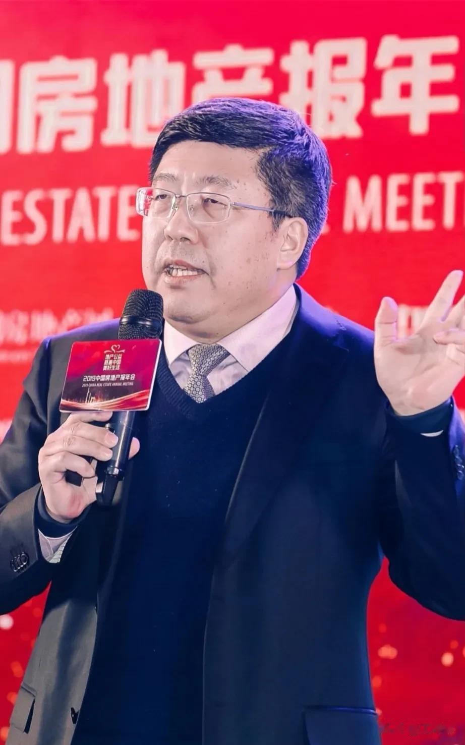一次，房地产专家董藩说:

现在的房价贵吗？农村县城两三千，小城市六七千，大都市