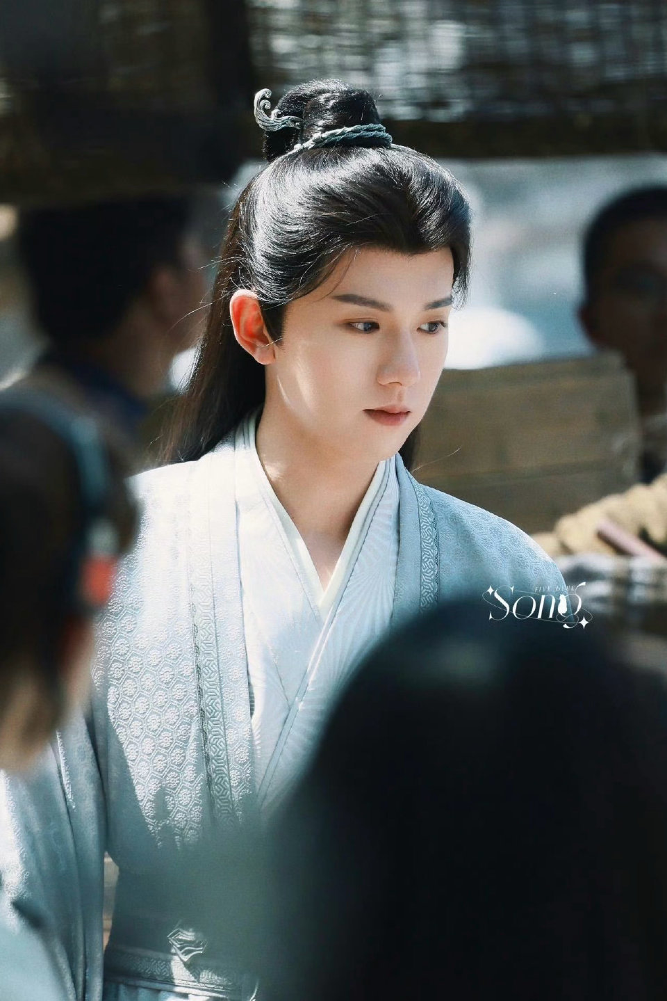 张耀眼镜一戴高智感上位凤凰台上 张耀的萧千清太圈粉！造型贴合角色，将王爷的人生起