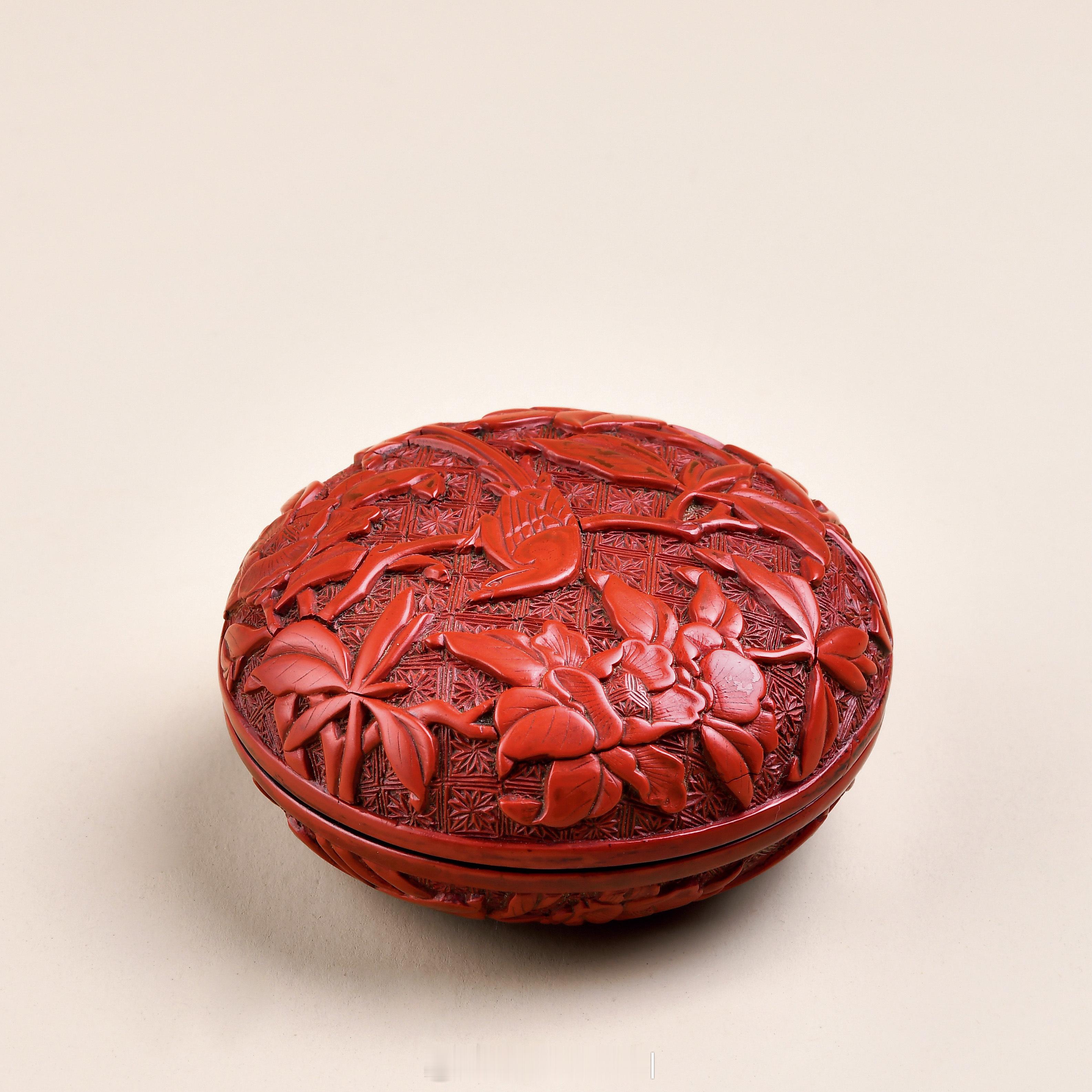 髹饰录 | 明 剔红双面工花鸟图香盒盖盒作蒸饼样式，唇边子母口相扣合。外壁通体髹