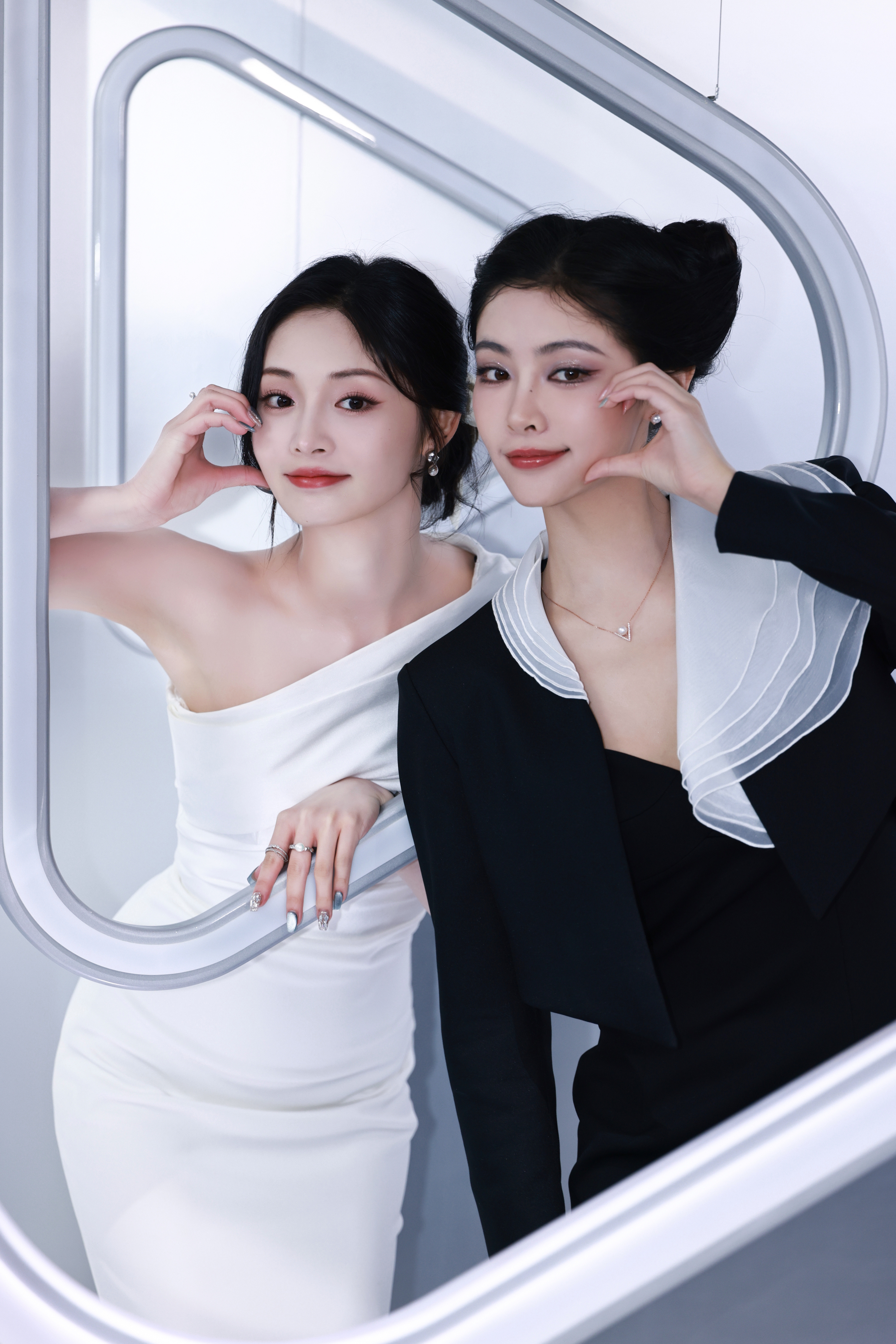 真的太会了！五一期间，#华为Pura70闪现外滩#带领时尚感满满的锐意风向街区，