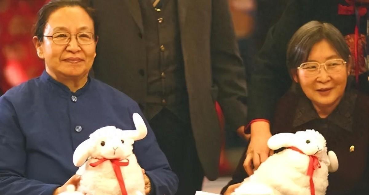 81年辽宁一位老人去世，李敏和李讷姐妹亲自送花圈，这位老人究竟是什么身份？
20