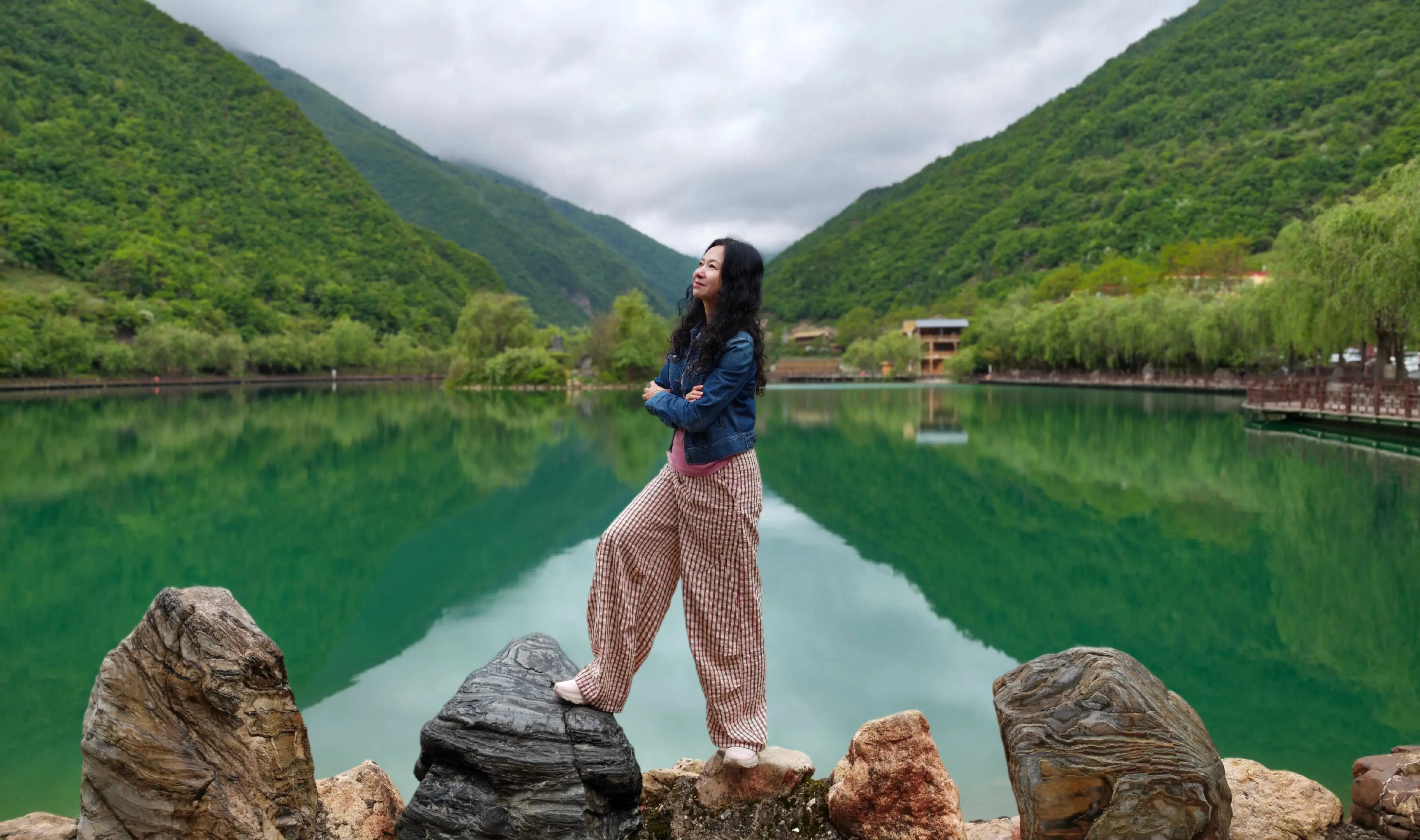 巧妹跟着姨姨们去旅行，登山不问龄