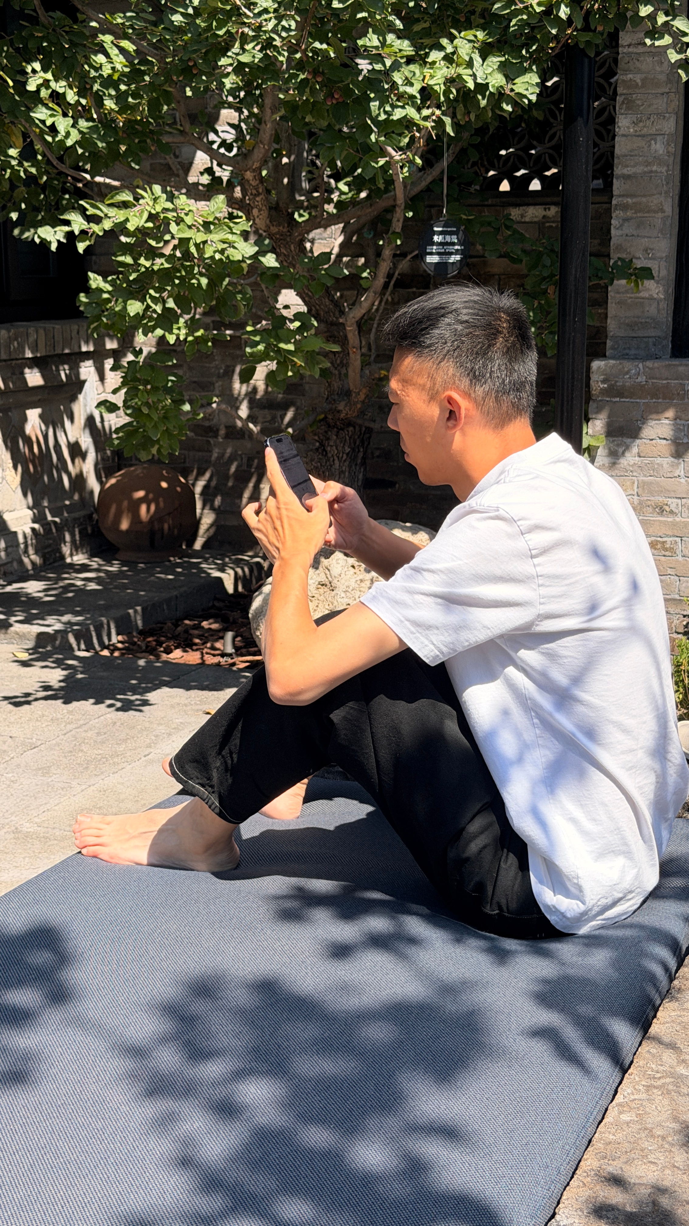 胖豆给朋友们点了咖啡☕我吕哥在门外喊岳子出来晒太阳对小吕说：你睡我床的右边吧他们