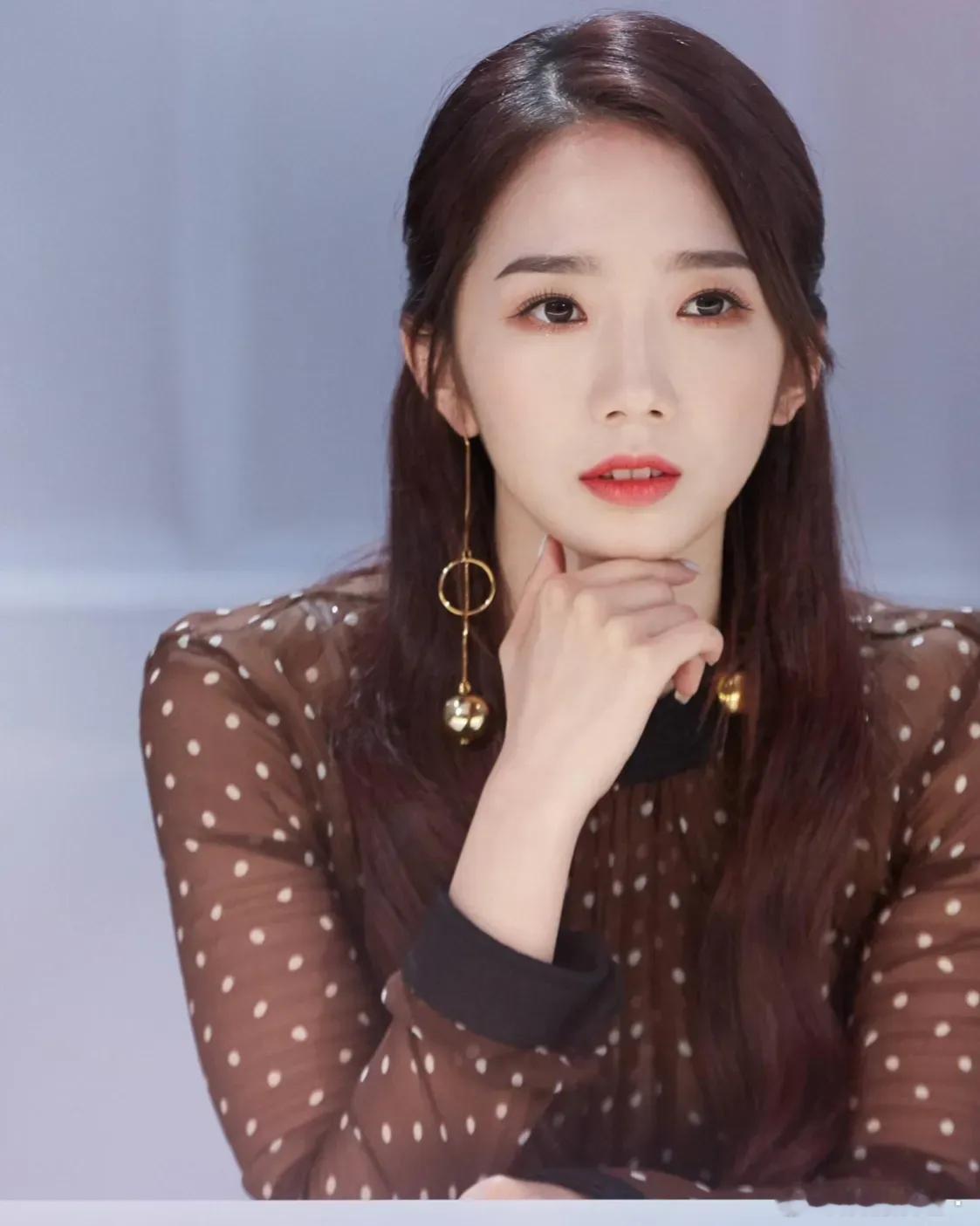 孟美岐，高考前一天又闹出了大笑话！6月6日，乐华艺人孟美岐发文为高考加油，亲自手