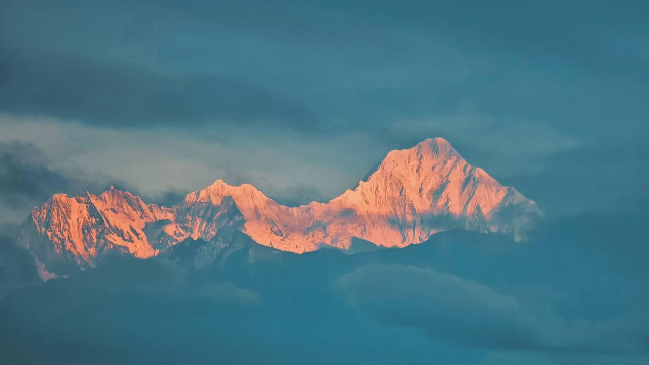 今天是2026年1月1日，元旦。
早上一起来，窗外的雪花漫天飞舞，地上已是白茫茫