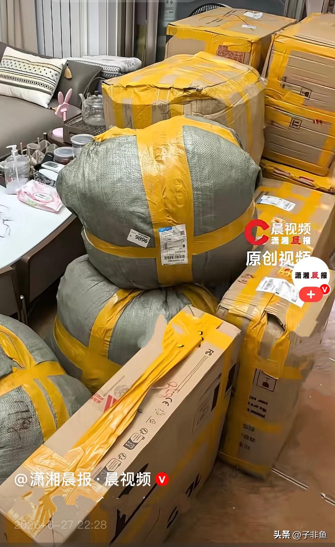 近日，今年大学毕业的武汉女大学生孙同学，往家寄回的东西居然打包出 12个大包裹，