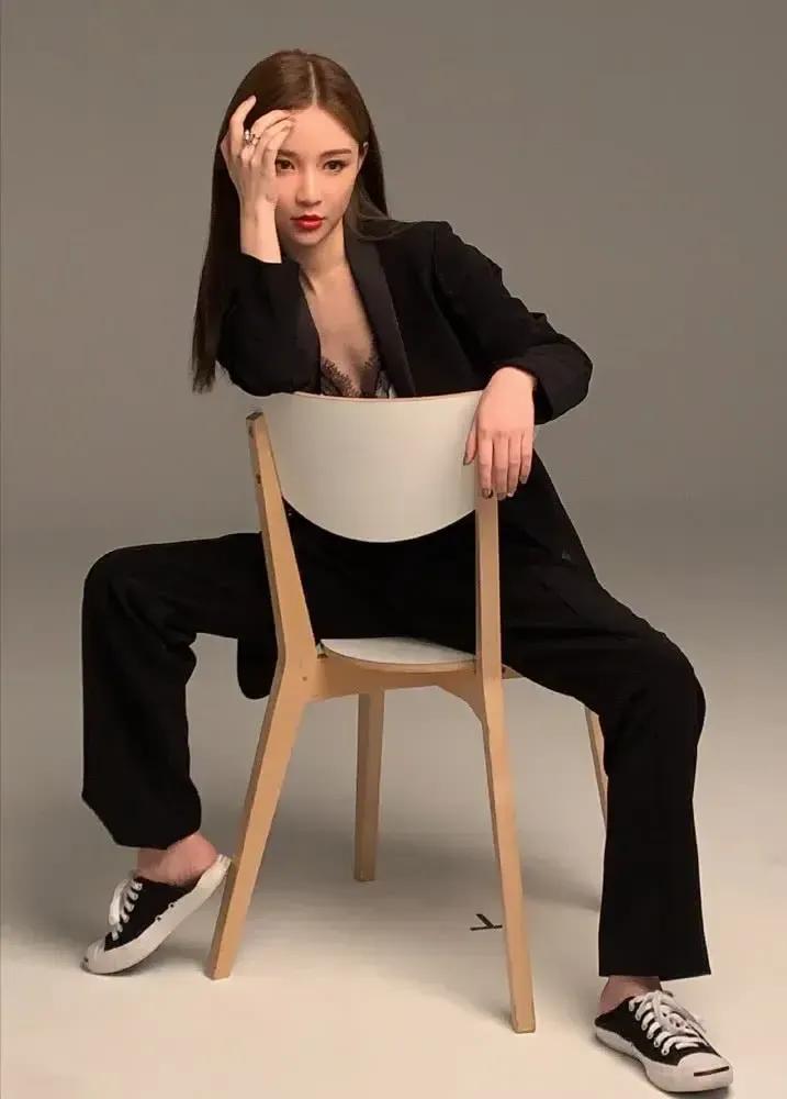 曾经那么喜欢她，一直把她当成榜样，一直想成为她那样漂亮又聪明的女强人，难道一切崇