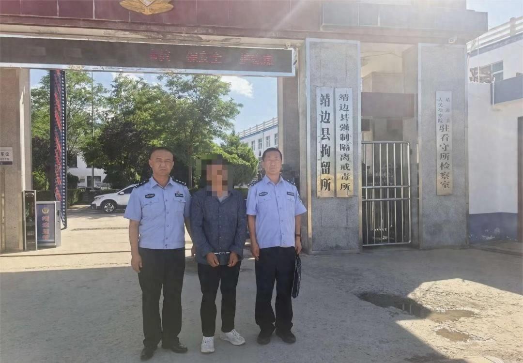 陕西靖边有个农民叫史某飞，他看见一片长满杂草的荒地，觉得可惜，就想开垦出来种粮食