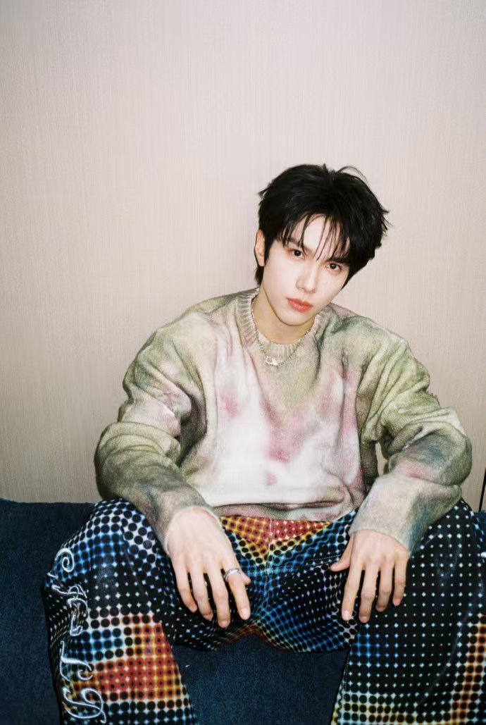 余承恩外甥女到了狗都嫌的年纪 余承恩外甥女开启撒娇模式，硬要和狗狗贴贴玩耍。小狗