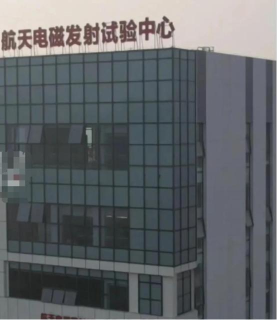 马伟明院士曾提出在青藏高原上，建一根2公里长的电磁发射轨道，经专家论证：造价太高