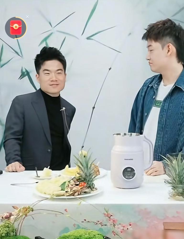 别心疼董宇辉。他是带着2亿分手费的幸存者。
2024年，东方甄选砸下2.18亿