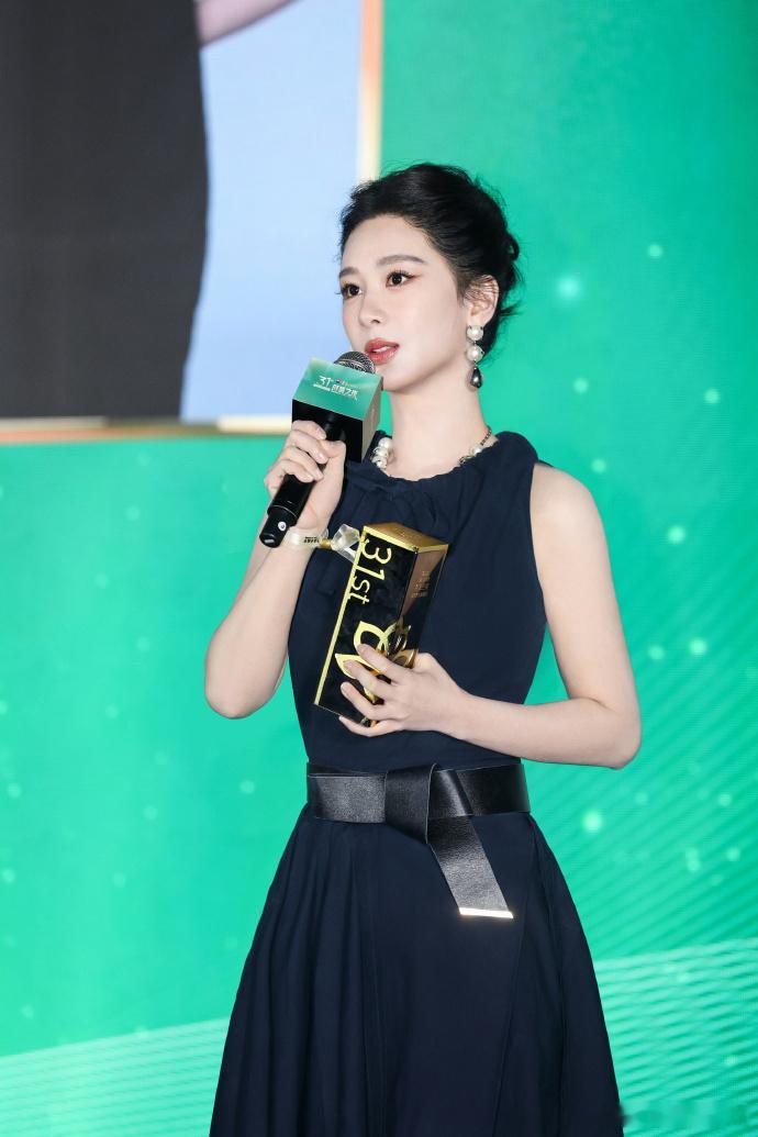 杨紫好适合大光明造型  这个造型真的是很漂亮了，期待杨紫白玉兰~~ 