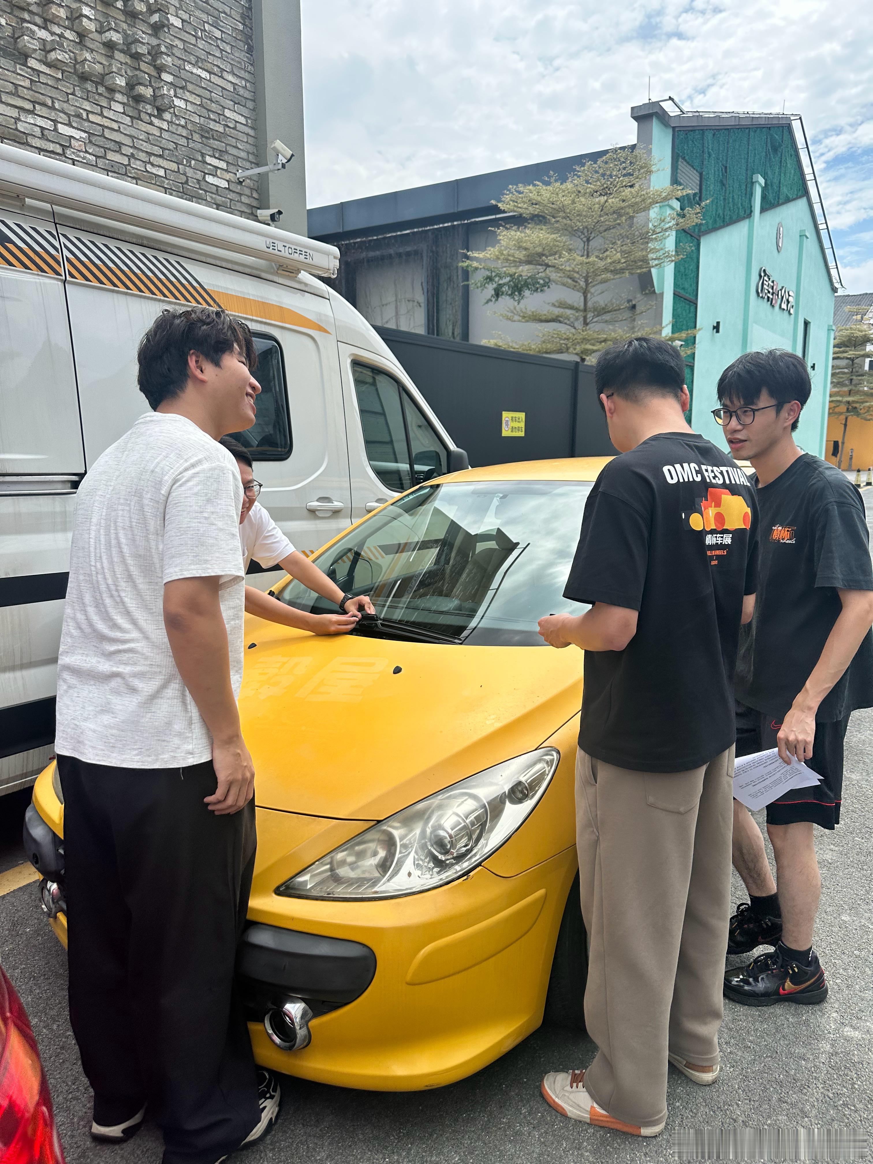 大热天时，感谢各位热心同事，让307成功换上一条雨刮！ 