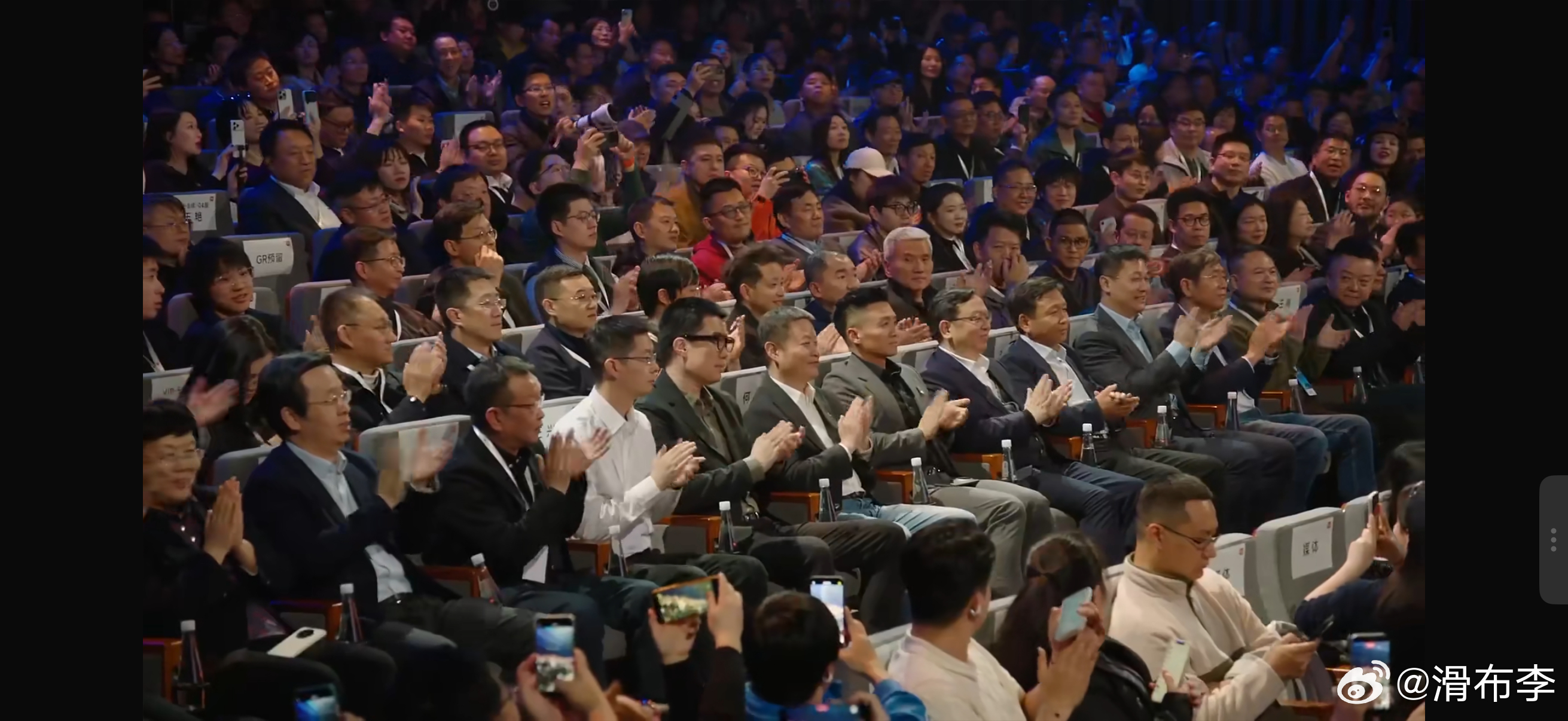 好家伙，小米发布会，看看这两张图的大佬含金量船夫哥都来助阵了，何小鹏昨天还在广州