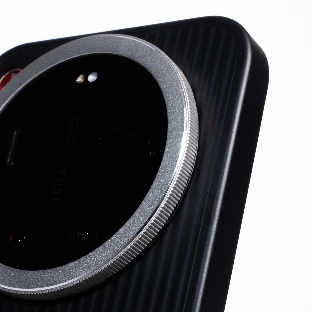 📸简而不凡，握于掌中，自见质感。🔴徕卡标位｜采用一体化注塑成型工艺，并辅以 