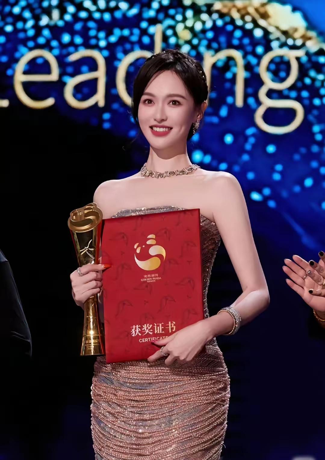 王家卫没回消息，秦文蹲在楼梯口啃冷包子。
古二在包厢里点了一瓶八千的酒，说“年轻