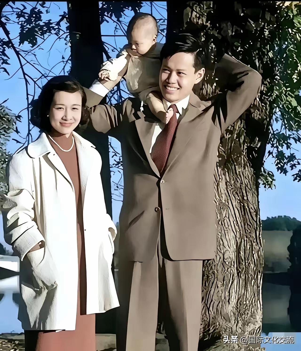 翻到1951年杨振宁的那张老全家福，第一眼真的会被他妻子杜致礼晃到眼。
29岁的